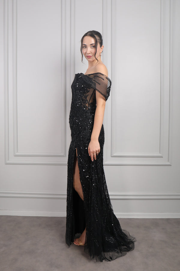 Tek Omuz Boncuk İşlemeli Yırtmaçlı Tasarım Abiye Siyah