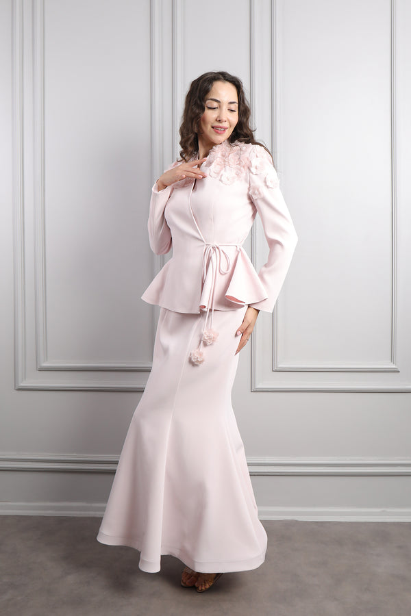 Omuzu Çiçek Detaylı Beli Kuşaklı Etek Takım Pudra