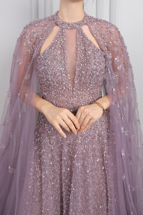 Halter Yaka Pelerin Detaylı İnci Ve Taş İşlemeli Büyük Beden Tasarım Abiye Lila