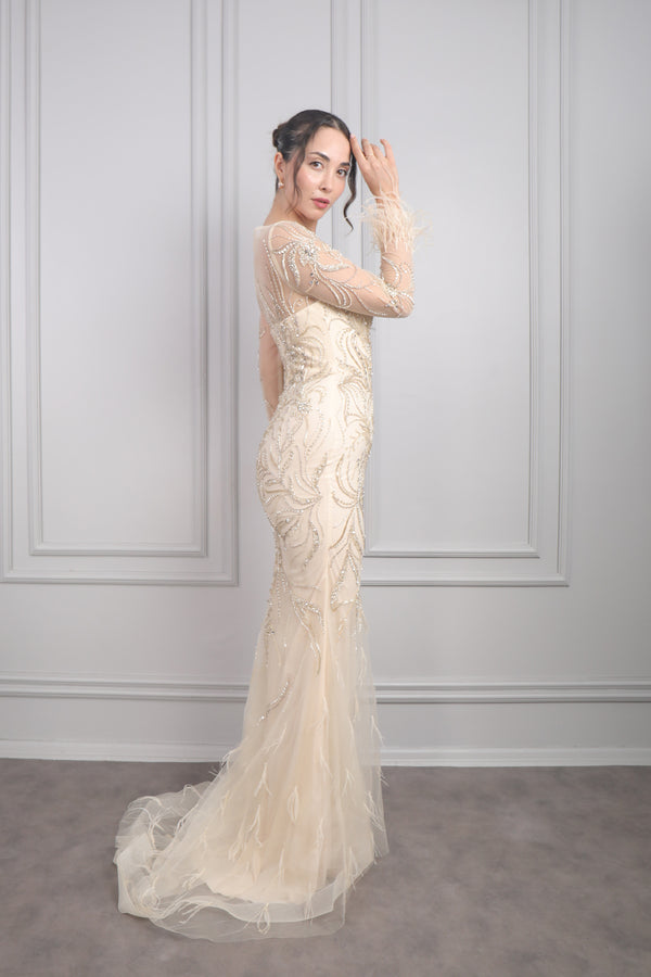 Derin Dekolteli Kolları Transparan Tüy Detaylı Boncuk İşlemeli Büyük Beden Tasarım Abiye Bej