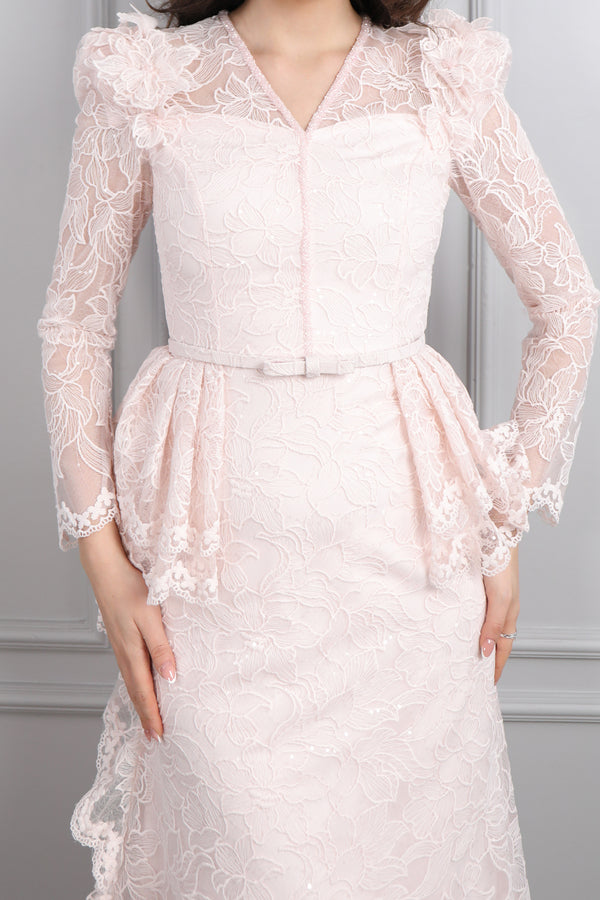 V Yaka Beli Kemerli Omuzu Çiçek Detaylı Dantelli Elbise Pudra