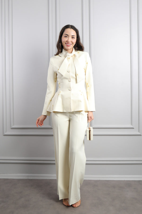 Yakası Bağlamalı Boncuk İşlemeli Çanta Aksesuar Detaylı Pantolon Takım Ekru