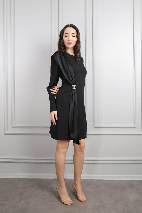 Oval Yaka Beli Transparan Detaylı Önü Drapeli Büyük Beden Kısa Boy Elbise Siyah