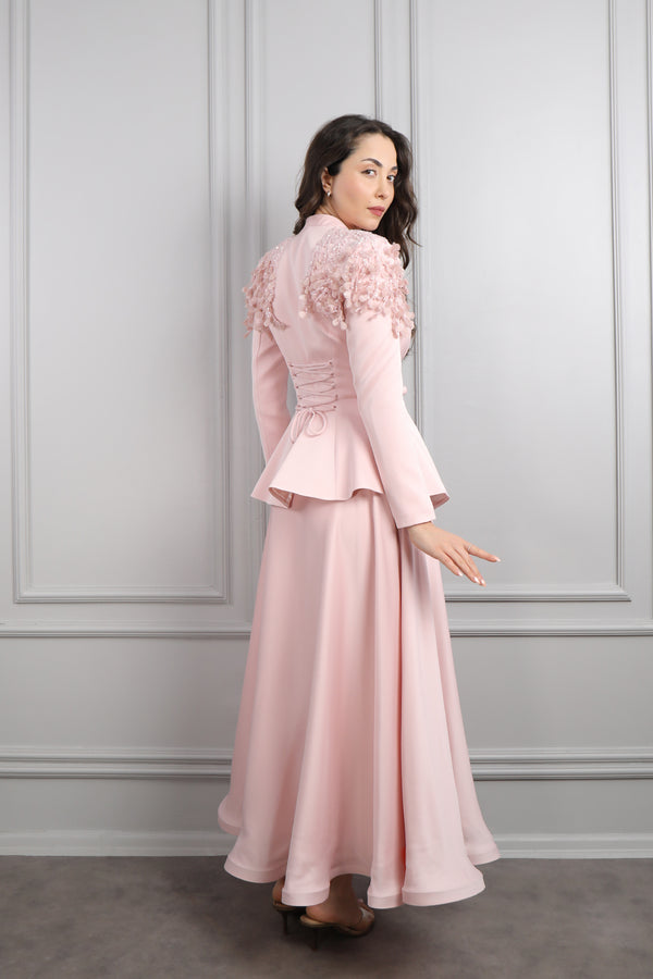 Omuzu Çiçek Detaylı Önü Düğmeli Saten Etek Takım Pudra