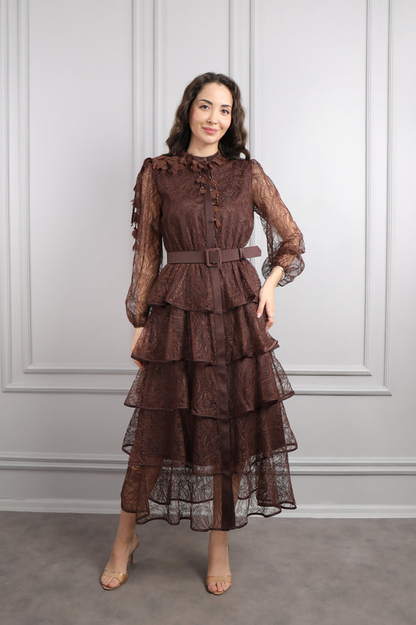 Yakası Çiçek Detaylı Beli Kemerli Eteği Katlı Dantelli Midi Boy Elbise Kahve