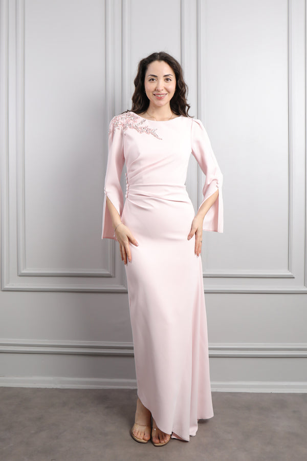 Omuuz Taş İşlemeli Kolları Yurtmaç Detaylı Drapeli Büyük Beden Elbise Pudra