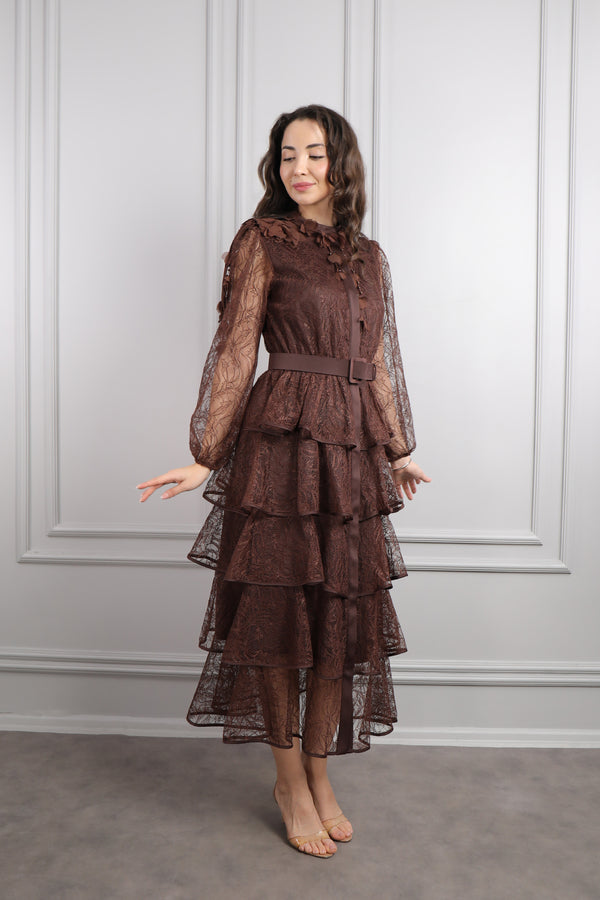 Yakası Çiçek Detaylı Beli Kemerli Eteği Katlı Dantelli Midi Boy Elbise Kahve