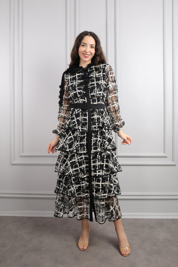 Yakası Çiçek Detaylı Beli Kemerli Eteği Katlı Büyük Beden Elbise Siyah-Gri