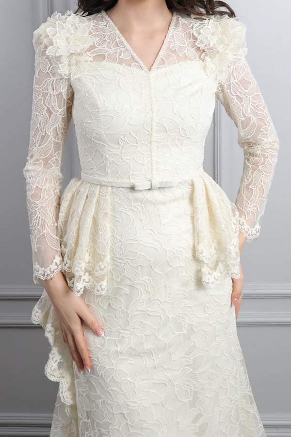V Yaka Beli Kemerli Omuzu Çiçek Detaylı Dantelli Elbise Ekru