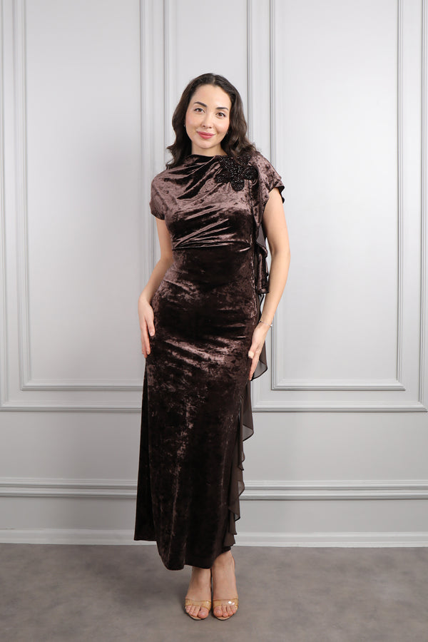 Yarasa Kol Çiçek Detaylı Fırfırlı Kadife Elbise Kahve