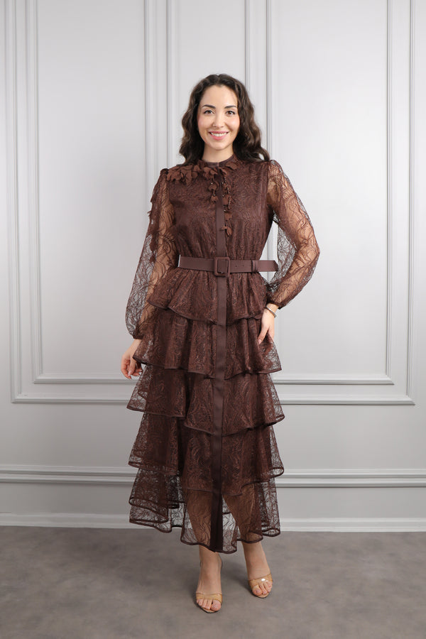 Yakası Çiçek Detaylı Beli Kemerli Eteği Katlı Dantelli Midi Boy Elbise Kahve