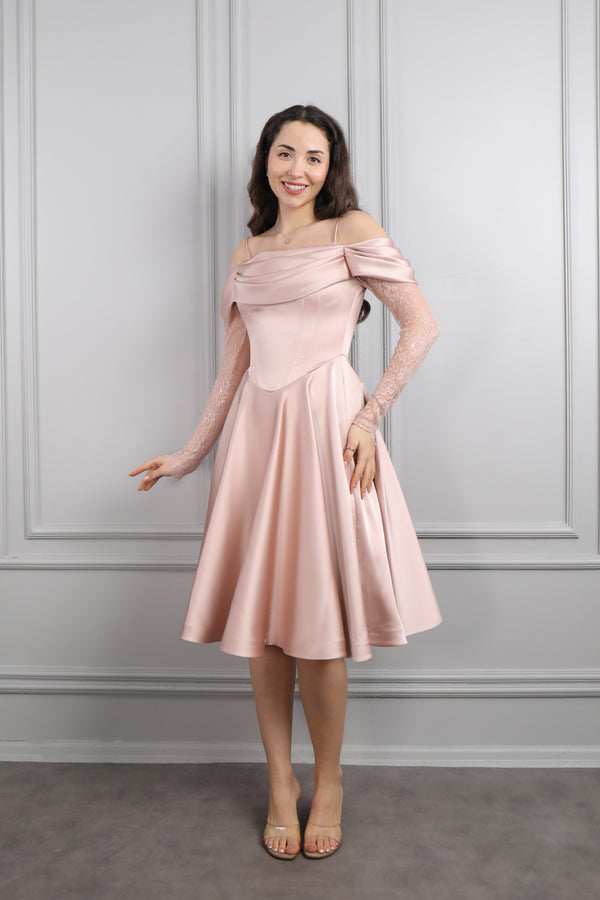 Kayık Yaka İnce Askılı Kolları Transparan Midi Boy Saten Abiye Pudra