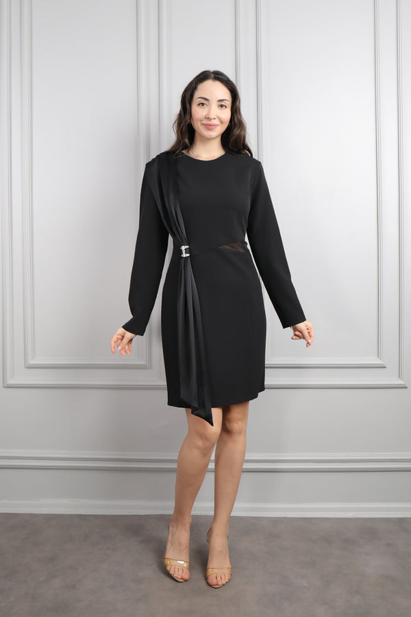 Oval Yaka Beli Transparan Detaylı Önü Drapeli Büyük Beden Kısa Boy Elbise Siyah