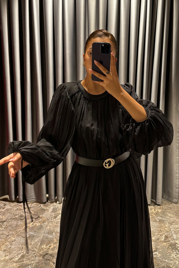 Yakası İşlemeli Beli Kemerli Piliseli Elbise Siyah