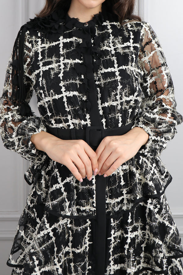 Yakası Çiçek Detaylı Beli Kemerli Eteği Katlı Büyük Beden Elbise Siyah-Gri