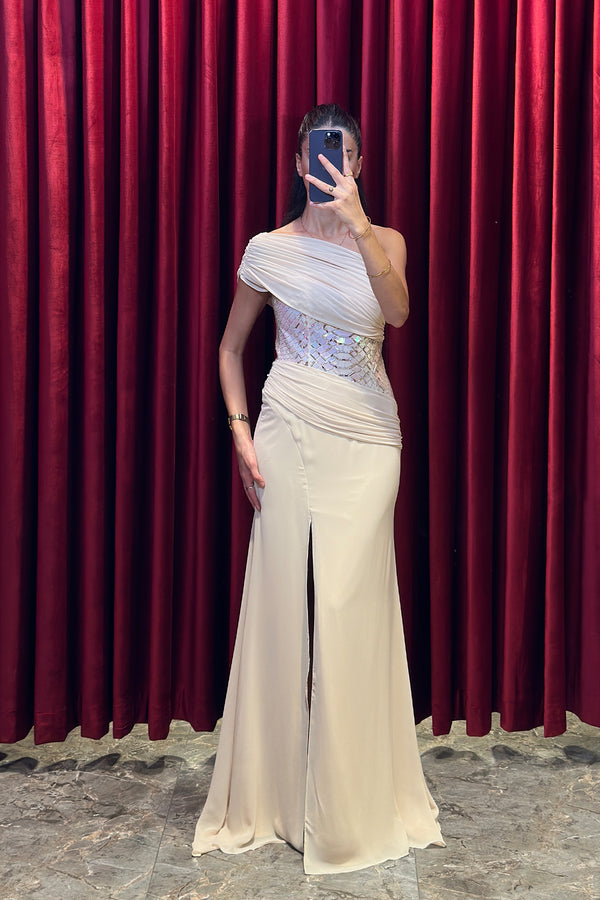 Tek Kol Kristal Taş İşlemeli Drape Detaylı Abiye Bej