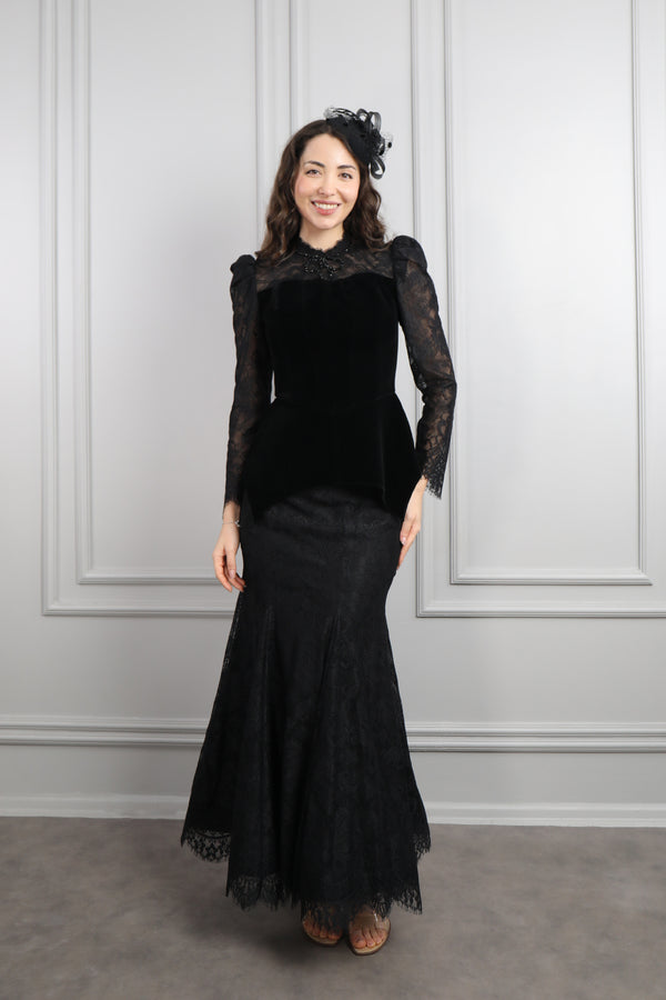 Hakim Yaka Danteli Saç Aksesuar Detaylı Kadife Etek Takım Siyah