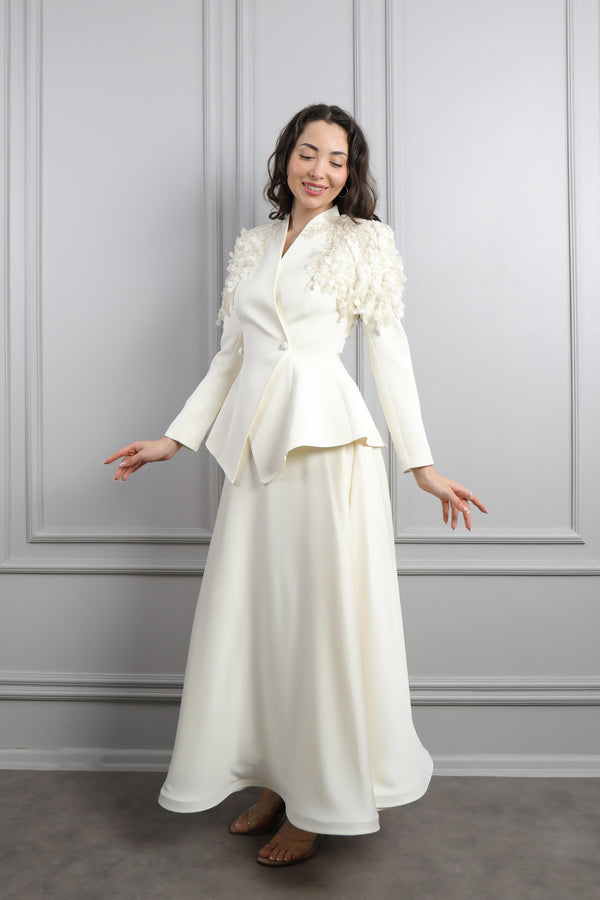 Omuzu Çiçek Detaylı Önü Düğmeli Saten Etek Takım Ekru