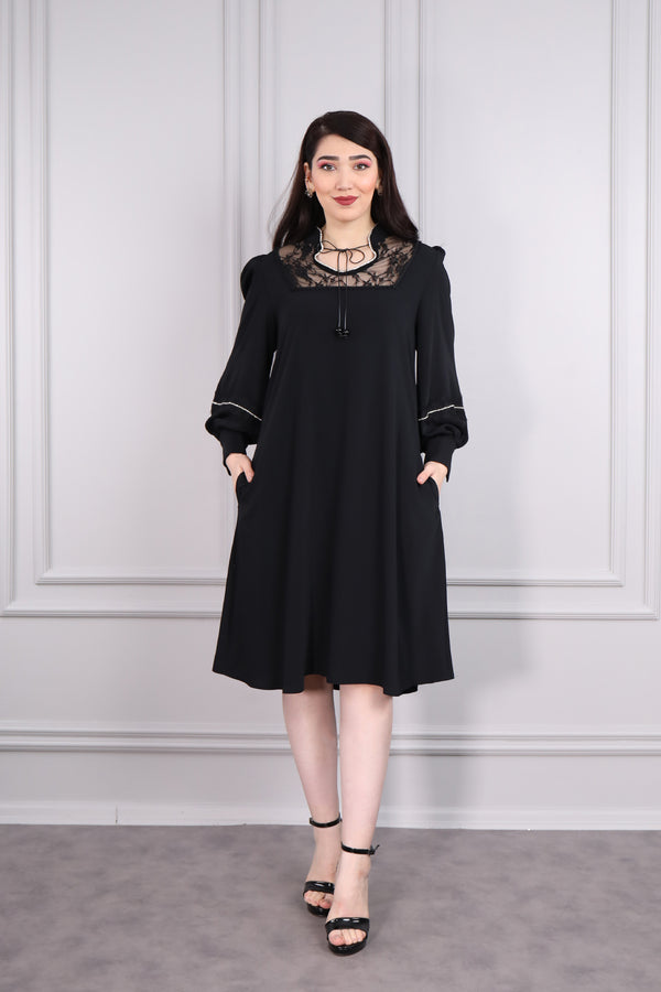Yakası Transparan Taş Detaylı Bağlamalı Büyük Beden Elbise Siyah