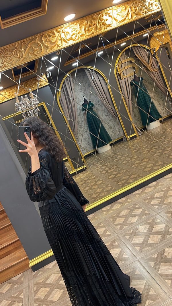 Beli Kemerli Kolları Dantel Detaylı Piliseli Elbise Siyah