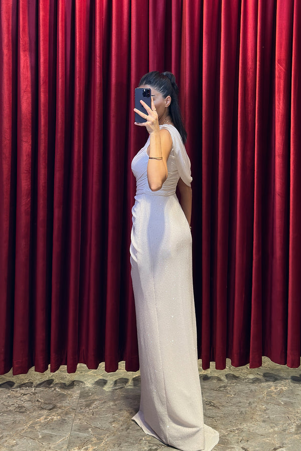 Asimetrik Yaka Drape Detaylı Sim Taşlı Abiye Pudra