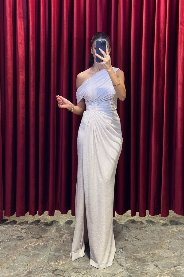 Asimetrik Yaka Drape Detaylı Sim Taşlı Abiye Pudra