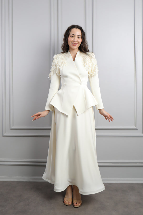 Omuzu Çiçek Detaylı Önü Düğmeli Saten Etek Takım Ekru