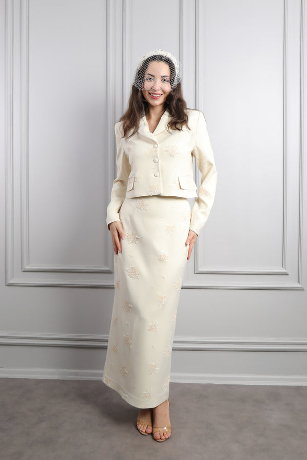 Ceketi Düğmeli Boncuk İşlemeli Saç Aksesuar Detaylı Etek Takım Kemik