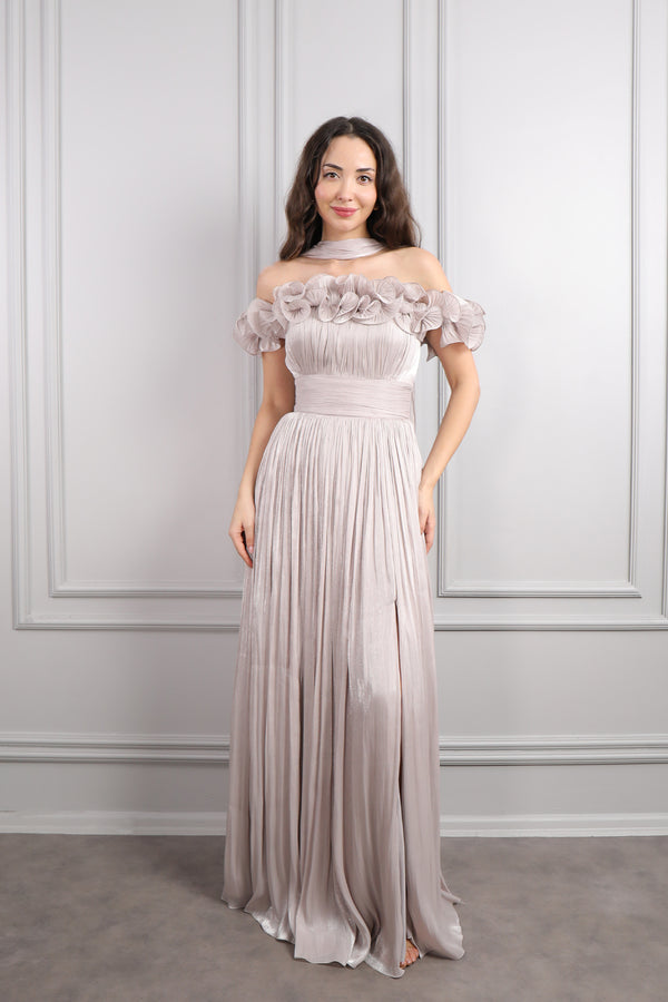 Kayık Yaka Volanlı Fular Detaylı Şifon Abiye Vizon