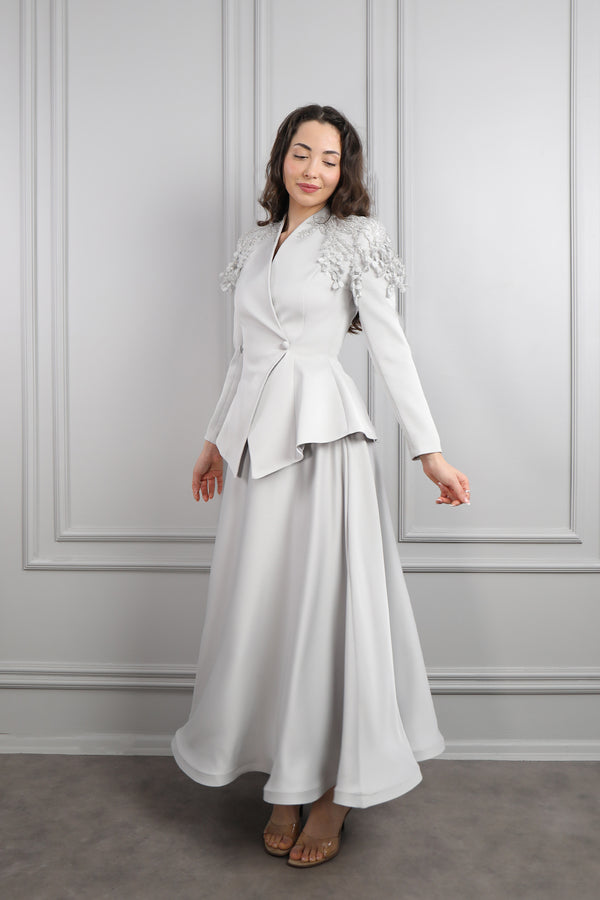 Omuzu Çiçek Detaylı Önü Düğmeli Saten Etek Takım Gri