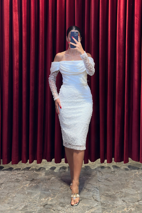Kayık Yaka Drape Detaylı Boncuk İşlemeli Elbise Beyaz
