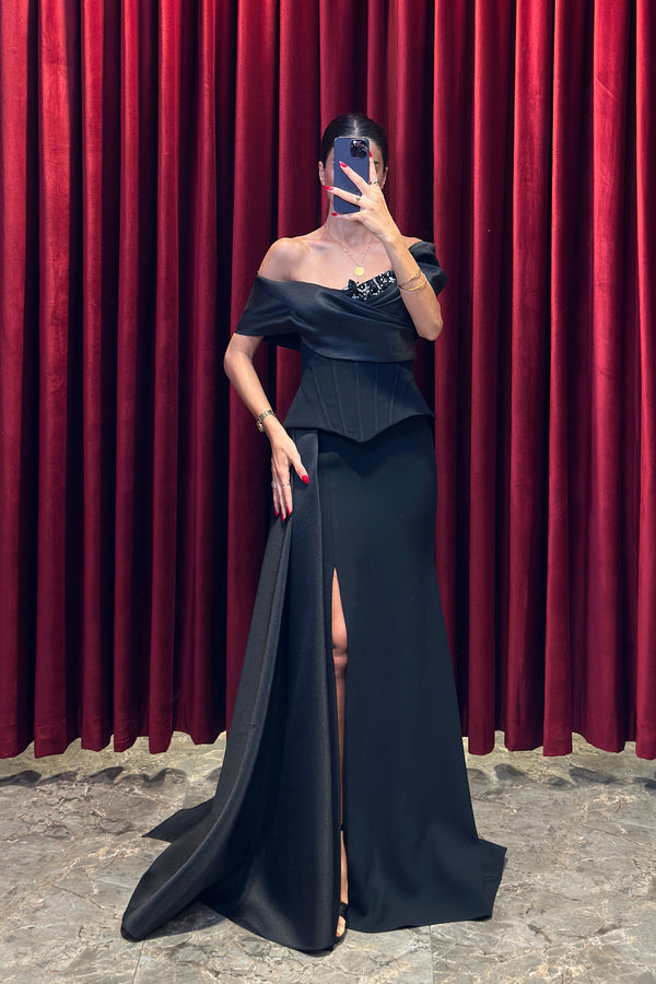 Drape Detaylı Yakası Taş Ve Boncuk İşlemeli Yırtmaçlı Abiye Siyah