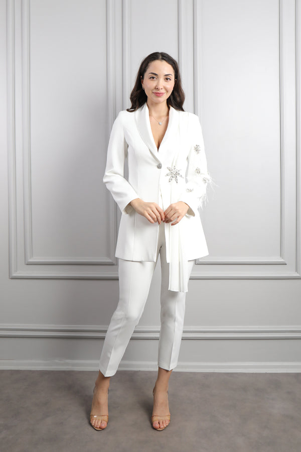 Ceketi Taş Detaylı Tüylü Pelerinli Büyük Beden Pantolon Takım Ekru