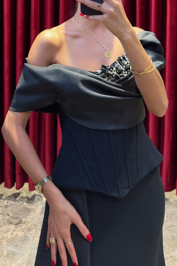 Drape Detaylı Yakası Taş Ve Boncuk İşlemeli Yırtmaçlı Abiye Siyah