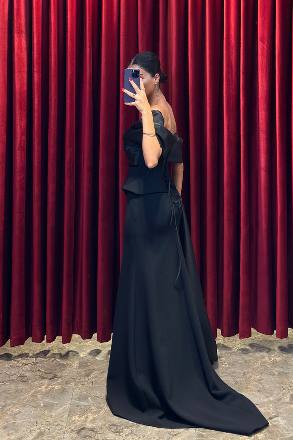 Drape Detaylı Yakası Taş Ve Boncuk İşlemeli Yırtmaçlı Abiye Siyah