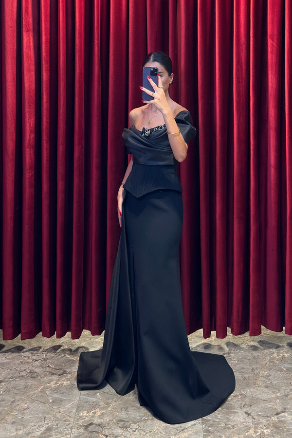 Drape Detaylı Yakası Taş Ve Boncuk İşlemeli Yırtmaçlı Abiye Siyah