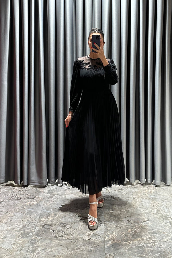 Yakası Transparan Detaylı Boncuk İşlemeli Piliseli Elbise Siyah