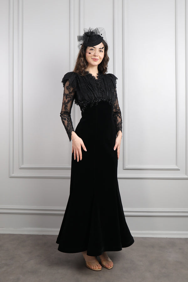 V Yaka Dantelli Boncuk İşlemeli Saç Aksesuar Detaylı Kadife Elbise Siyah