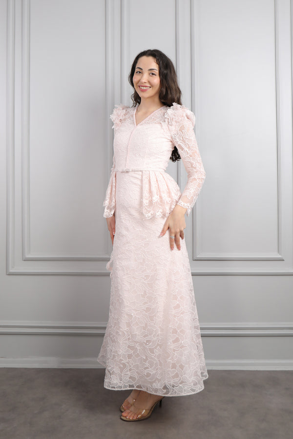 V Yaka Beli Kemerli Omuzu Çiçek Detaylı Dantelli Elbise Pudra