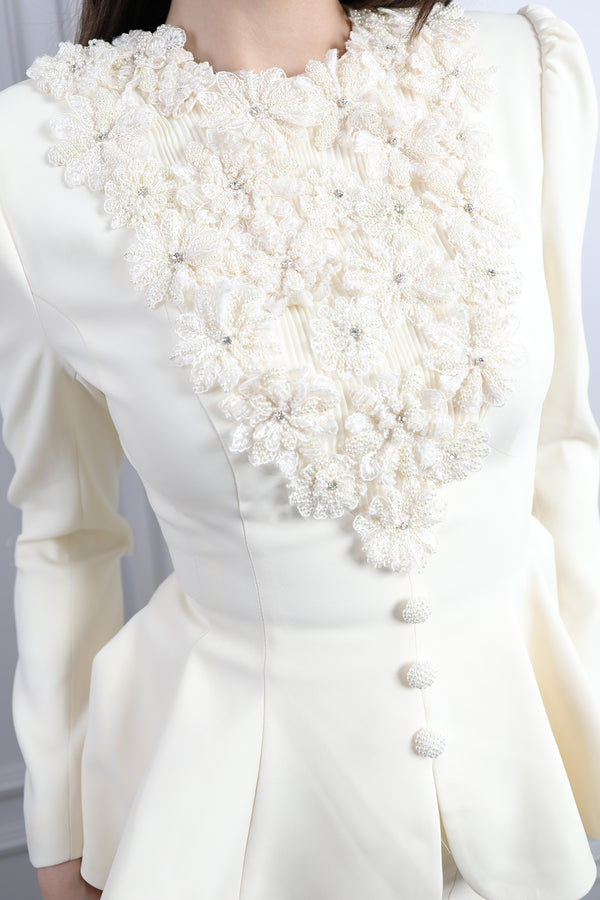 Yakası Çiçek Detaylı Önü Düğmeli Etek Takım Ekru