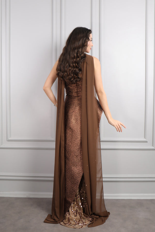 Straplez Asimetrik Gold İşlemeli Fular Detaylı Kuyruklu Abiye Kahve