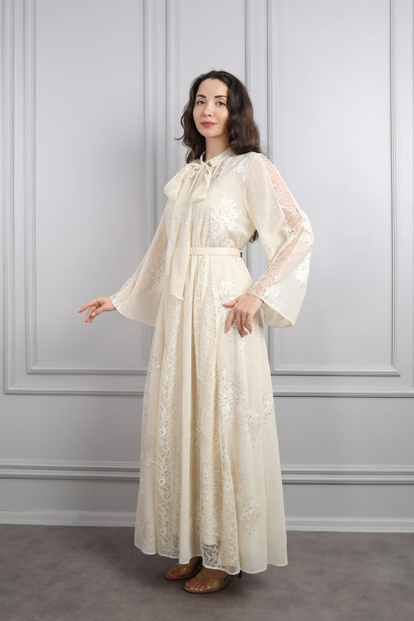 Yakası Bağlamalı Beli Kemerli Dantelli Büyük Beden Şifon Elbise Ekru