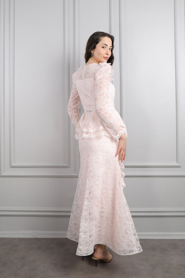 V Yaka Beli Kemerli Omuzu Çiçek Detaylı Dantelli Elbise Pudra