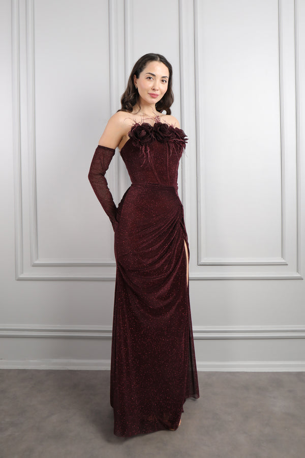 Straplez Yakası Çiçek Detaylı Kolları Hareketli Parlak Kumaş Abiye Mürdüm