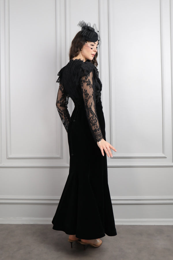 V Yaka Dantelli Boncuk İşlemeli Saç Aksesuar Detaylı Kadife Elbise Siyah