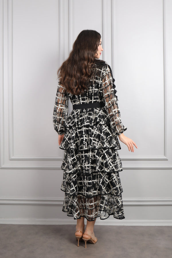 Yakası Çiçek Detaylı Beli Kemerli Eteği Katlı Büyük Beden Elbise Siyah-Gri