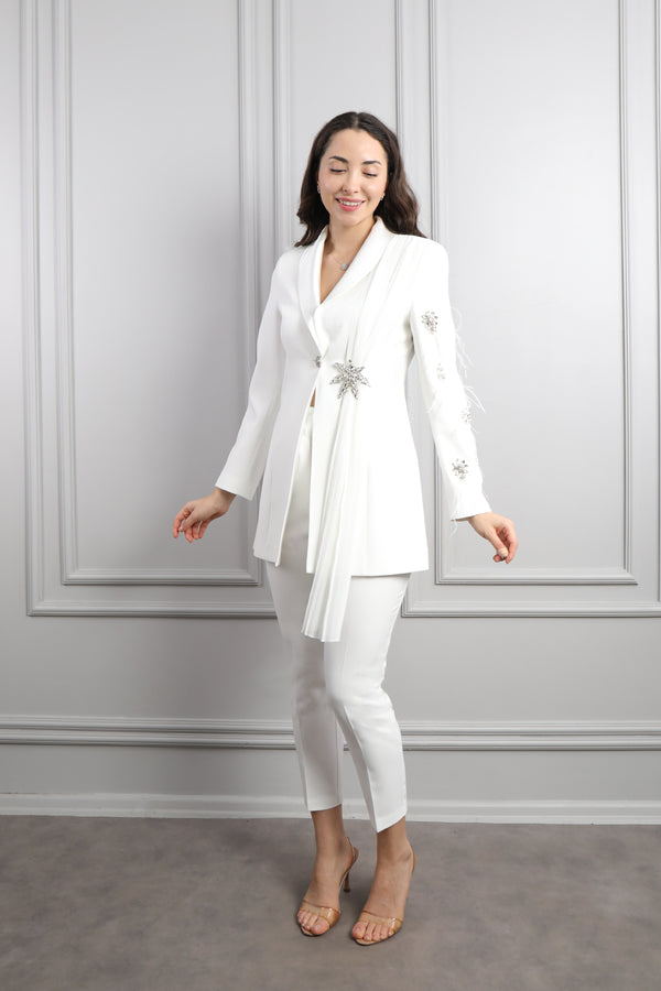 Ceketi Taş Detaylı Tüylü Pelerinli Büyük Beden Pantolon Takım Ekru