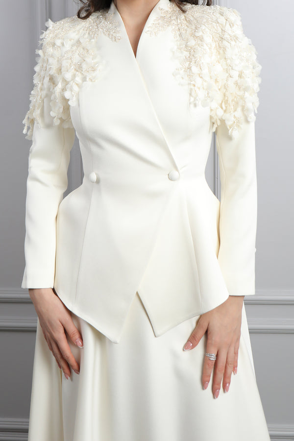 Omuzu Çiçek Detaylı Önü Düğmeli Saten Etek Takım Ekru