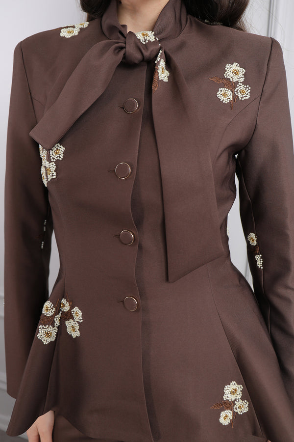 Yakası Bağlamalı Boncuk İşlemeli Çanta Aksesuar Detaylı Pantolon Takım Kahve