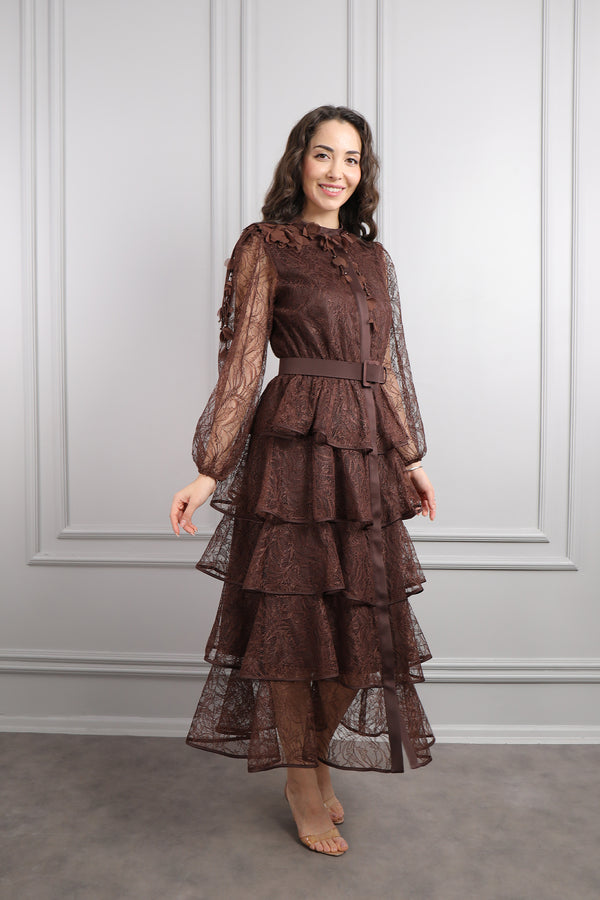 Yakası Çiçek Detaylı Beli Kemerli Eteği Katlı Dantelli Midi Boy Elbise Kahve